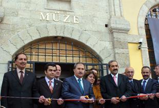 1371 eser sergileniyor