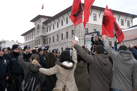 AKP'yi protesto ettiler.