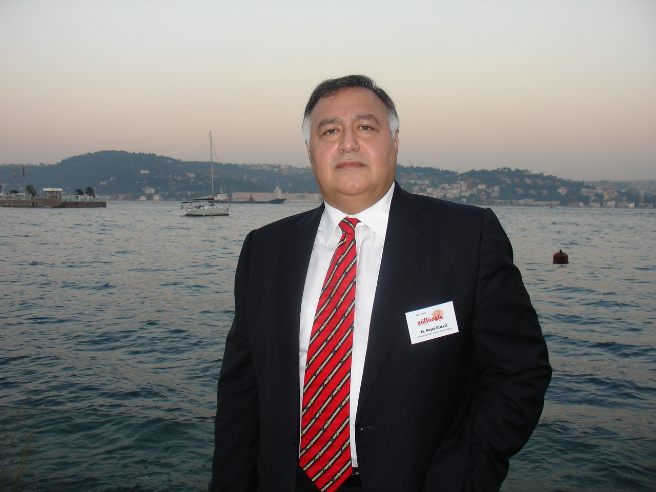TÜM DÜNYAYA GÜLLÜOĞLU YEDİRİYOR