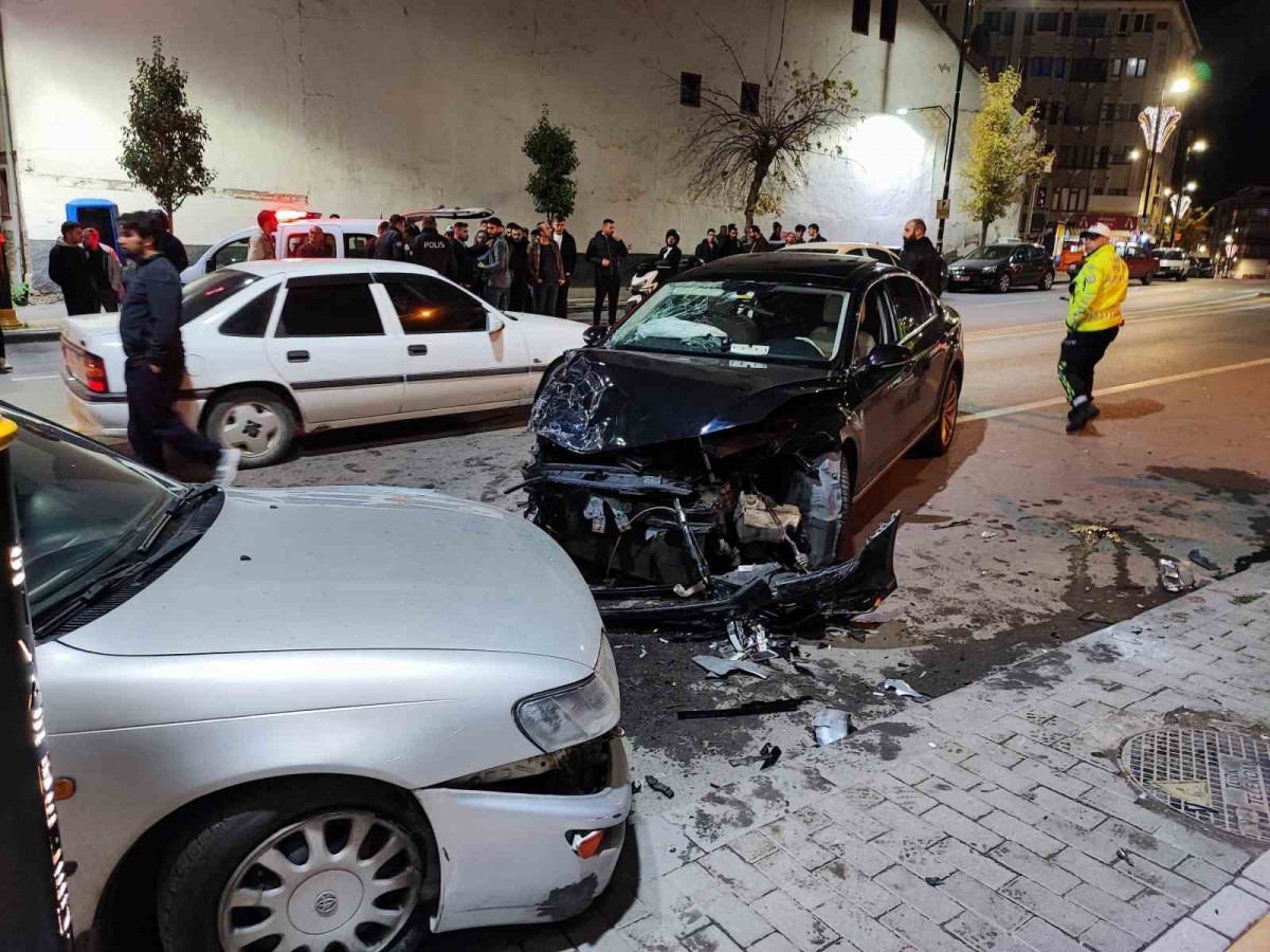 Sivas’ta zincirleme trafik kazasında 4 yaralı