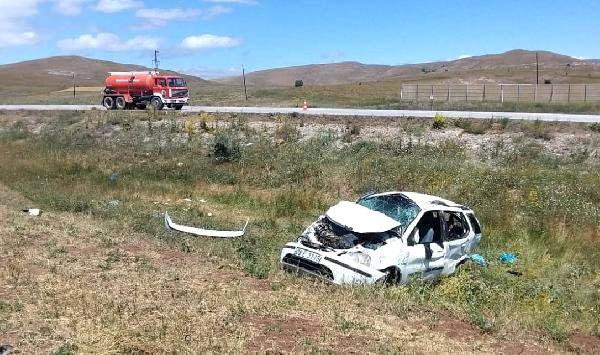 Sivas'ta otomobil şarampole devrildi: 7 yaralı