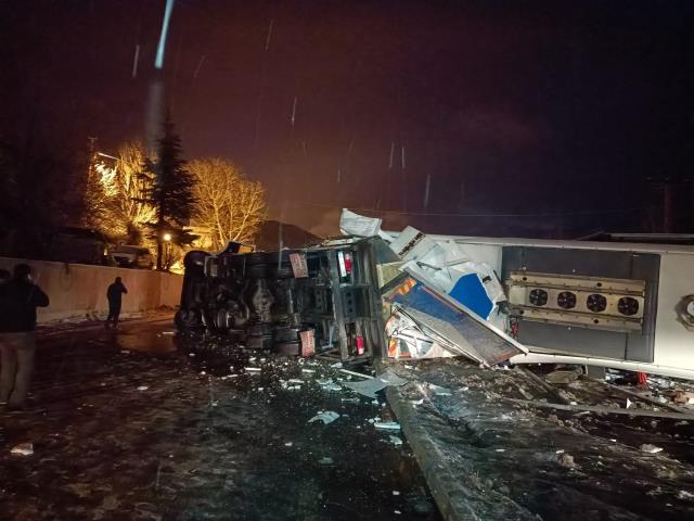 Sivas'ta otobüs devrilen tıra çarptı