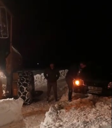 Sivas'ta karla mücadele ekipleri ÇEDAŞ ekibini kurtardı